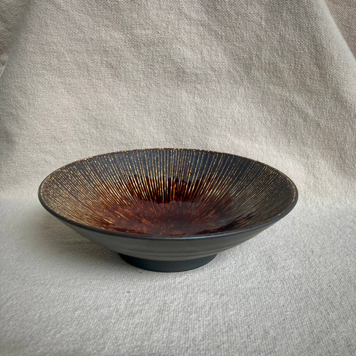 Tallrik brun "Membachi Kushime"
