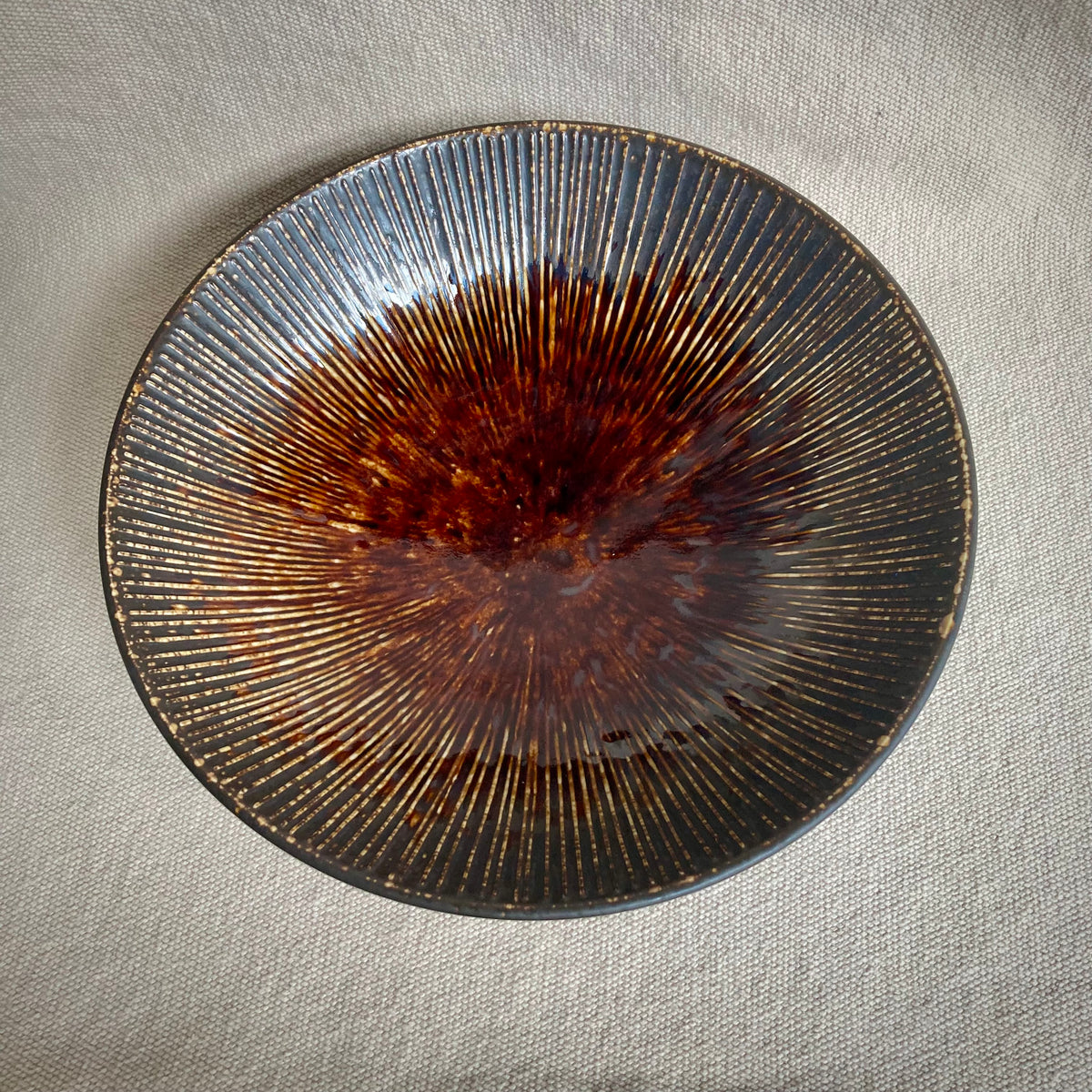 Tallrik brun "Membachi Kushime"